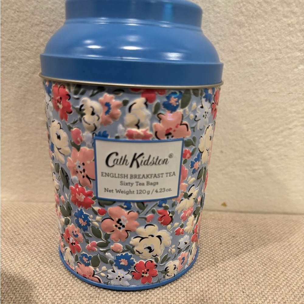 Cath Kidston Floral Tea Tin-6 tea bags in a beautiful collectible tin! Zoom in👀